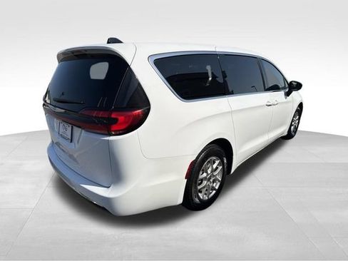 Used 2024 Chrysler Pacifica Touring-L FWD image 8