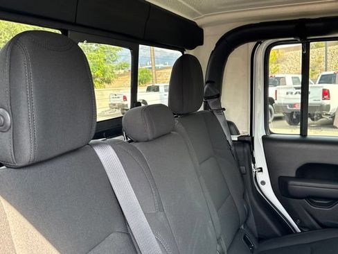 Used 2023 Jeep Gladiator Sport AWD/4WD image 18