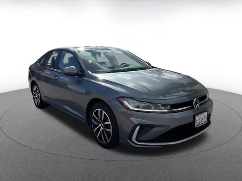 Used 2025 Volkswagen Jetta SE image 3