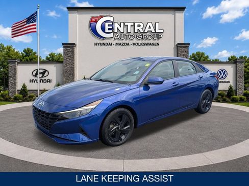 Used 2023 Hyundai Elantra SEL w/ Preferred Accessory Package FWD image 3