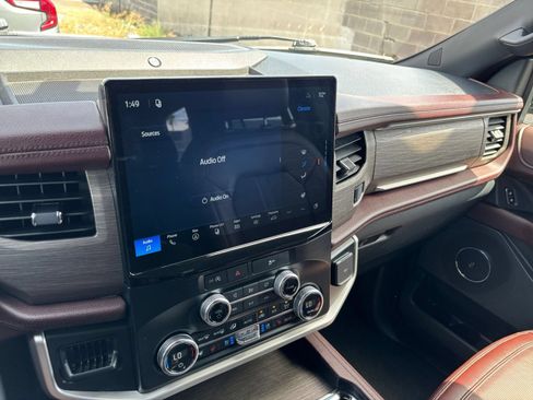 Used 2024 Ford Expedition Limited AWD/4WD image 17