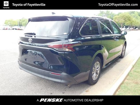 Used 2026 Toyota Sienna LE FWD image 4