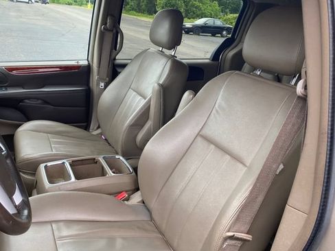 Used 2013 Chrysler Town & Country Touring FWD image 6
