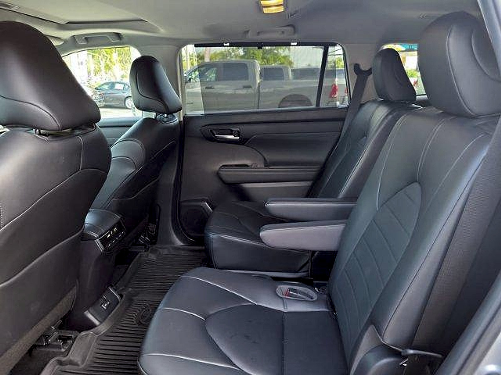 Used 2023 Toyota Highlander XLE FWD image 13