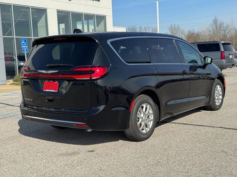 New 2026 Chrysler Pacifica Select FWD image 4