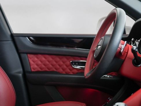 Used 2022 Bentley Bentayga AWD/4WD image 45
