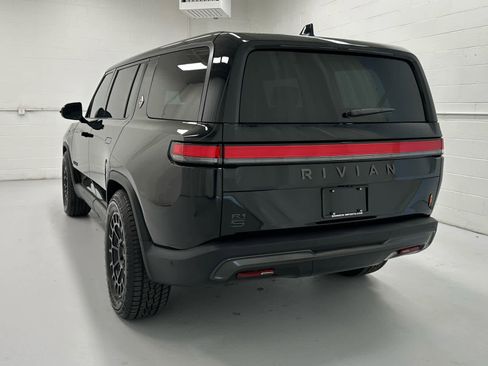 Used 2026 Rivian R1S Premium image 8