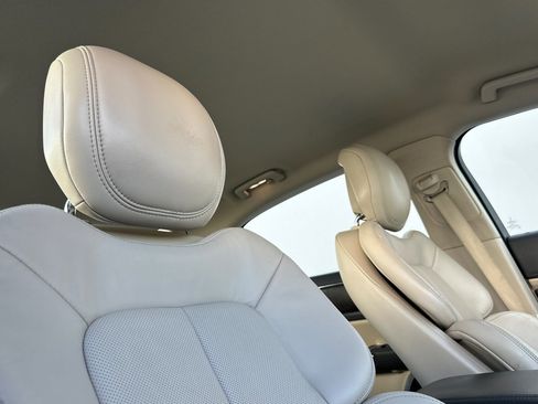 Used 2017 Lincoln Continental Select image 19