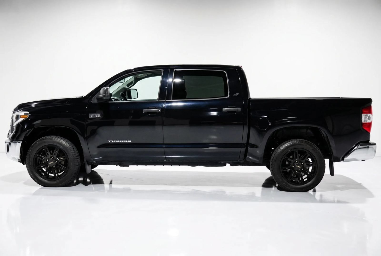 Used 2019 Toyota Tundra SR5 w/ SR5 Upgrade Package AWD/4WD image 2