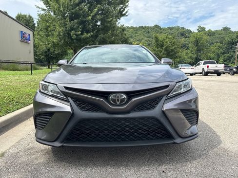 Used 2018 Toyota Camry SE FWD image 2
