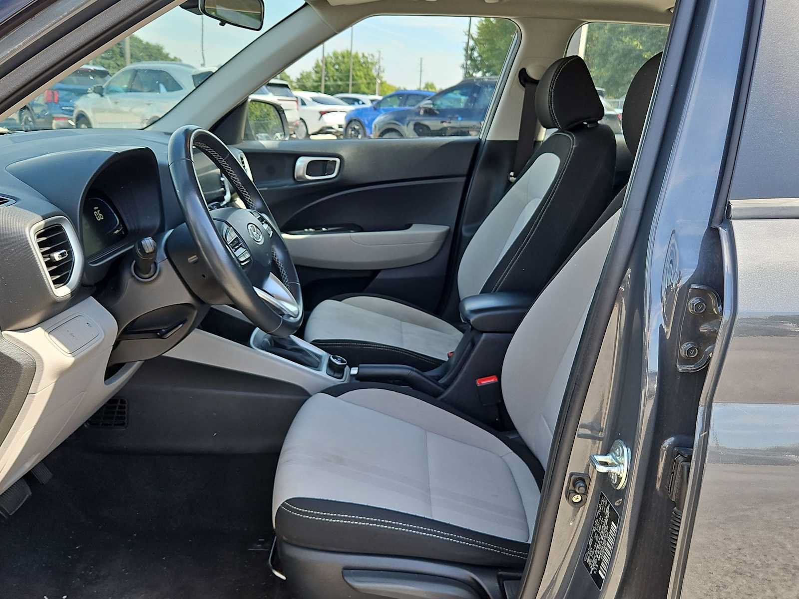 Used 2025 Hyundai Venue SEL FWD image 9