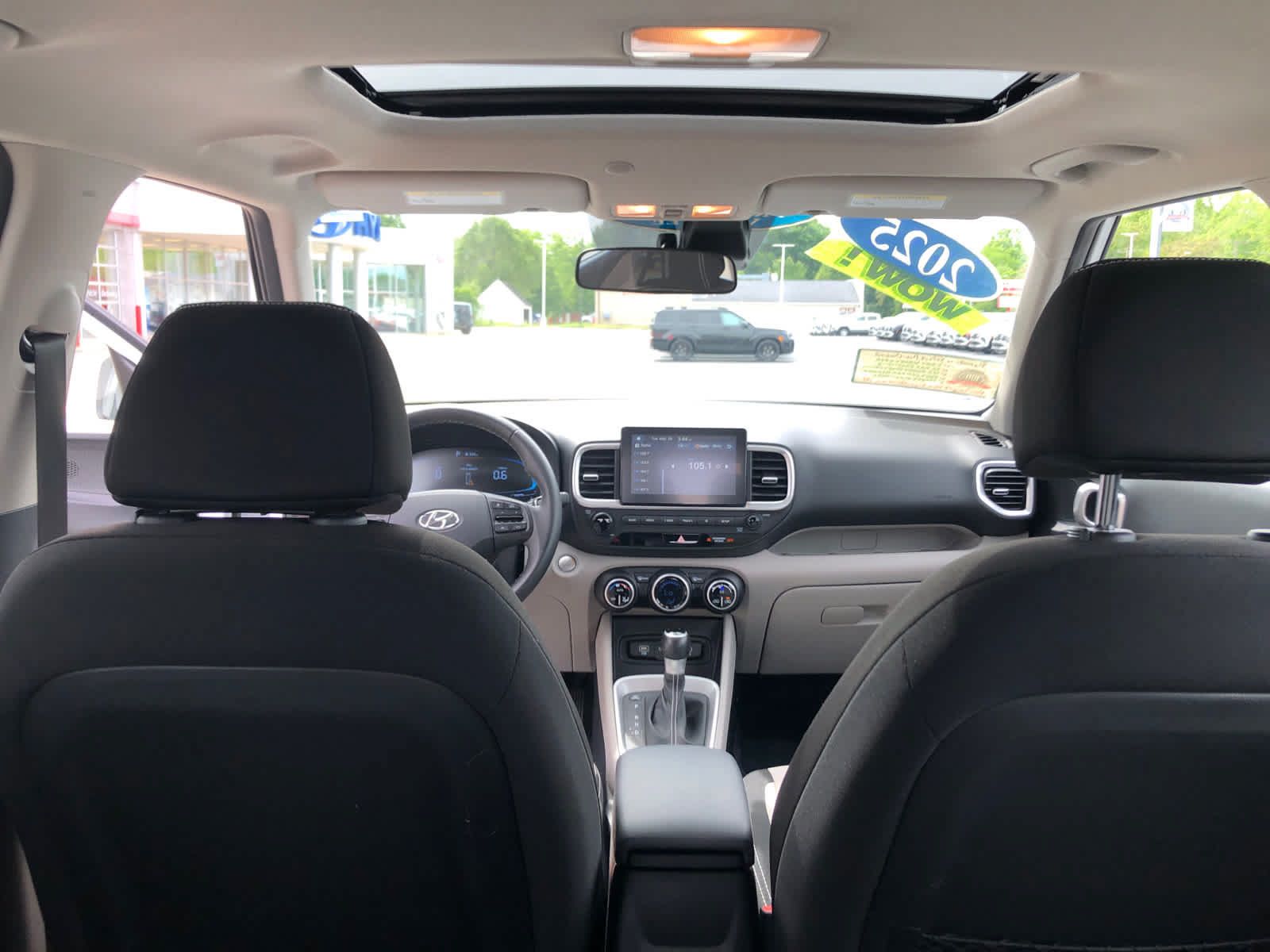 Certified 2025 Hyundai Venue SEL FWD image 29