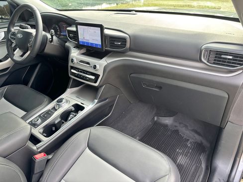 Used 2023 Ford Explorer XLT w/ Equipment Group 202A image 8