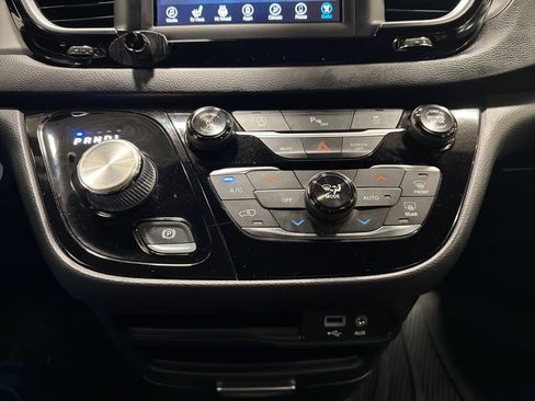 Used 2019 Chrysler Pacifica Touring Plus w/ S Appearance Package FWD image 6