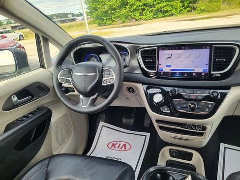Used 2023 Chrysler Pacifica Touring-L FWD image 16