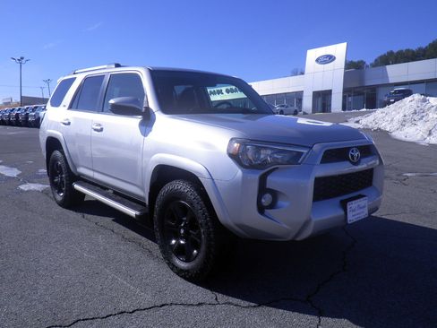 Used 2017 Toyota 4Runner SR5 image 1