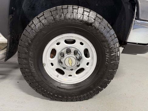 Used 2006 Chevrolet Silverado 2500 LS w/ Skid Plate Package AWD/4WD image 3