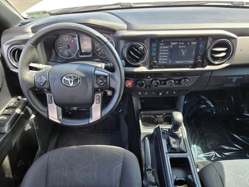 Used 2019 Toyota Tacoma TRD Off-Road w/ Technology Package AWD/4WD image 11