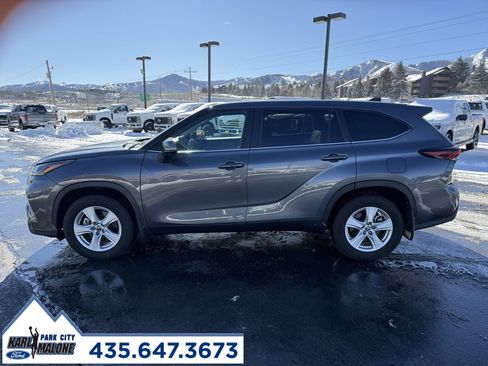 Used 2024 Toyota Highlander LE image 3