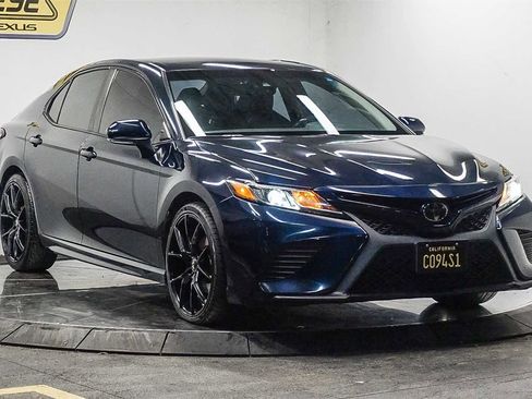 Used 2019 Toyota Camry SE image 5