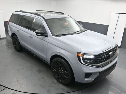 New 2026 Ford Expedition Platinum w/ Stealth Performance Package image 14