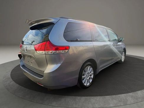 Used 2014 Toyota Sienna XLE image 5