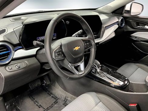 Used 2025 Chevrolet Trax LT w/ LT Convenience Package image 16