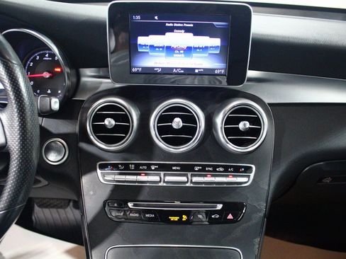 Used 2018 Mercedes-Benz GLC 300 4MATIC image 20