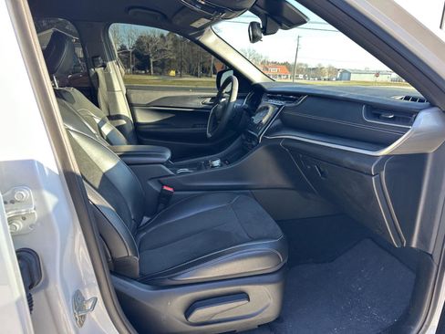 Used 2024 Jeep Grand Cherokee Altitude image 18