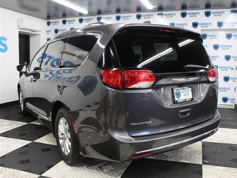 Used 2018 Chrysler Pacifica Touring-L FWD image 2
