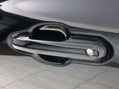 Used 2020 Toyota Highlander XLE image 22