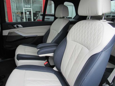 Used 2022 BMW X7 M50i w/ Dynamic Handling Package image 21