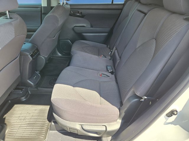 Used 2020 Toyota Highlander LE AWD/4WD image 16