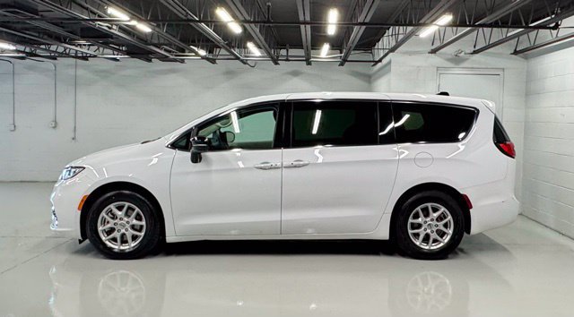 Used 2024 Chrysler Pacifica Touring-L FWD image 2
