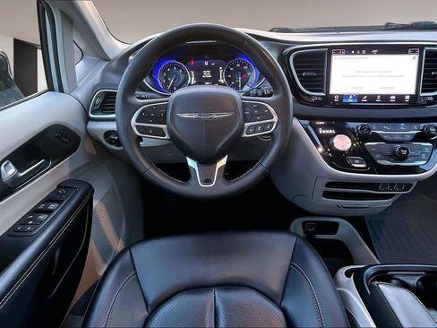 Used 2024 Chrysler Pacifica Touring-L image 5