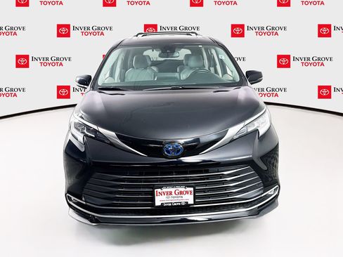 Used 2022 Toyota Sienna Limited AWD/4WD image 2