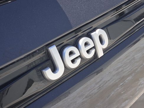 Used 2025 Jeep Grand Cherokee Laredo X RWD image 12