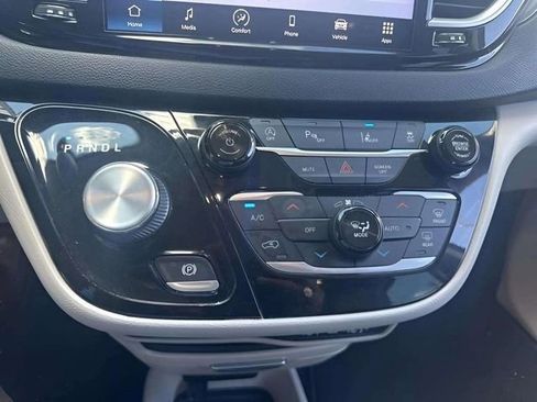 Used 2023 Chrysler Pacifica Touring-L image 12