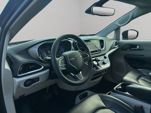 Used 2023 Chrysler Pacifica Touring-L FWD image 28
