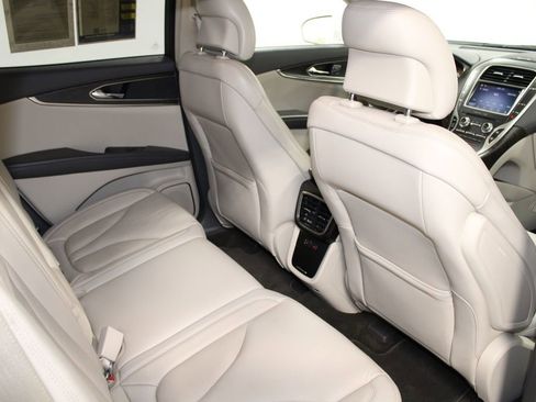 Used 2019 Lincoln Nautilus Select image 33