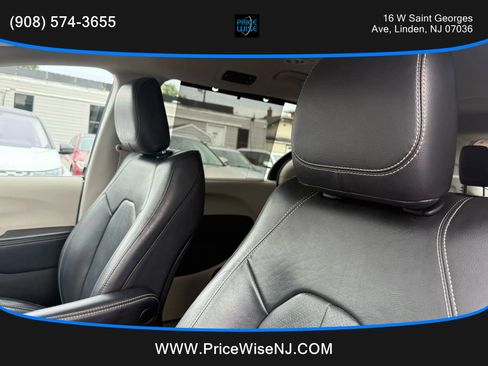 Used 2022 Chrysler Pacifica Touring-L image 10