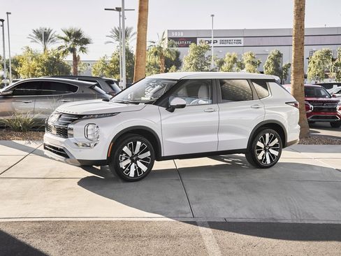 New 2025 Mitsubishi Outlander SE image 4