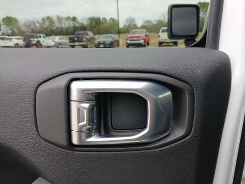 Used 2025 Jeep Gladiator Mojave w/ Convenience Group AWD/4WD image 31