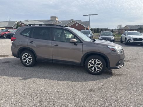 Used 2023 Subaru Forester Premium image 11