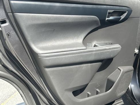 Used 2022 Toyota Highlander XLE AWD/4WD image 6