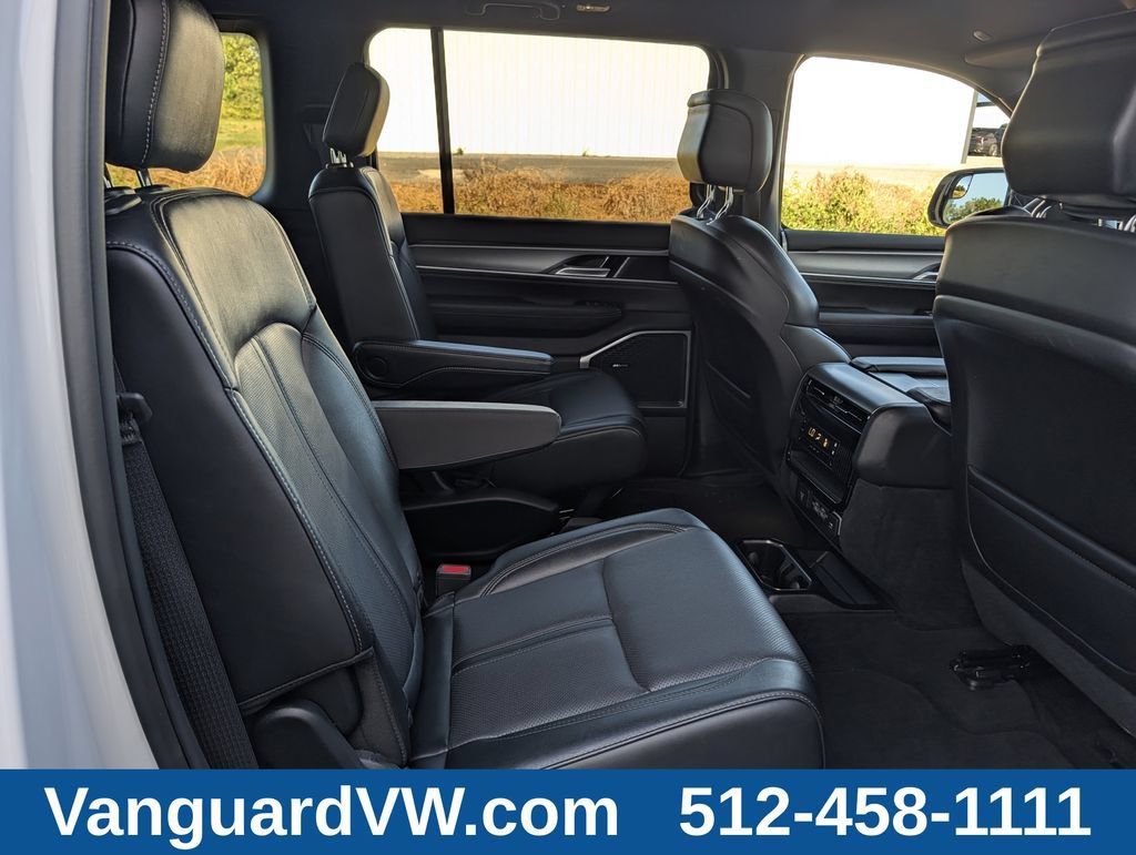 Used 2025 Jeep Wagoneer Series II RWD image 32