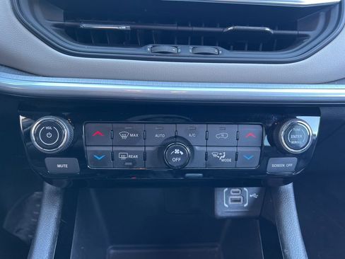 Used 2025 Jeep Compass Limited image 20