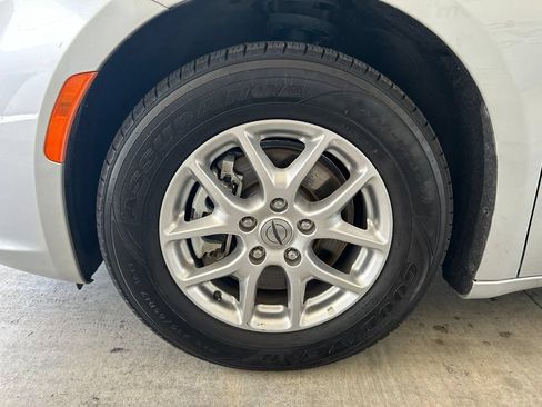 Used 2024 Chrysler Pacifica Touring-L FWD image 14