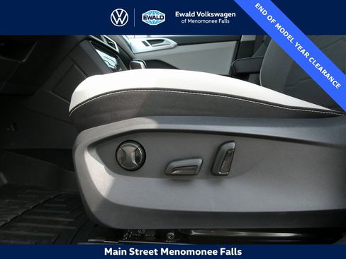 Used 2025 Volkswagen Taos SE image 9