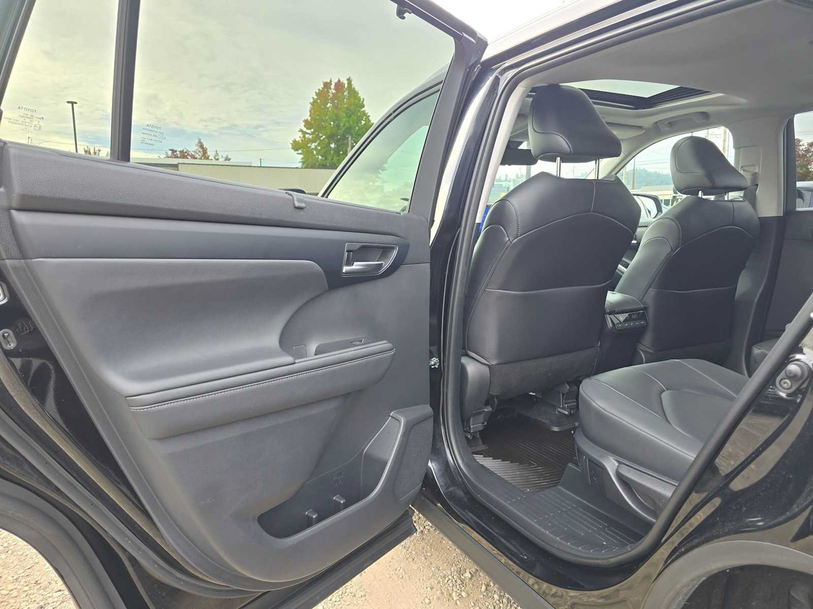 Used 2023 Toyota Highlander XLE AWD/4WD image 15